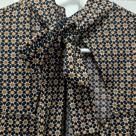 Patterned Sleeveless Blouse with Halter Neck, bow Tie In Back And Smocked Waist - Picture 4 of 4